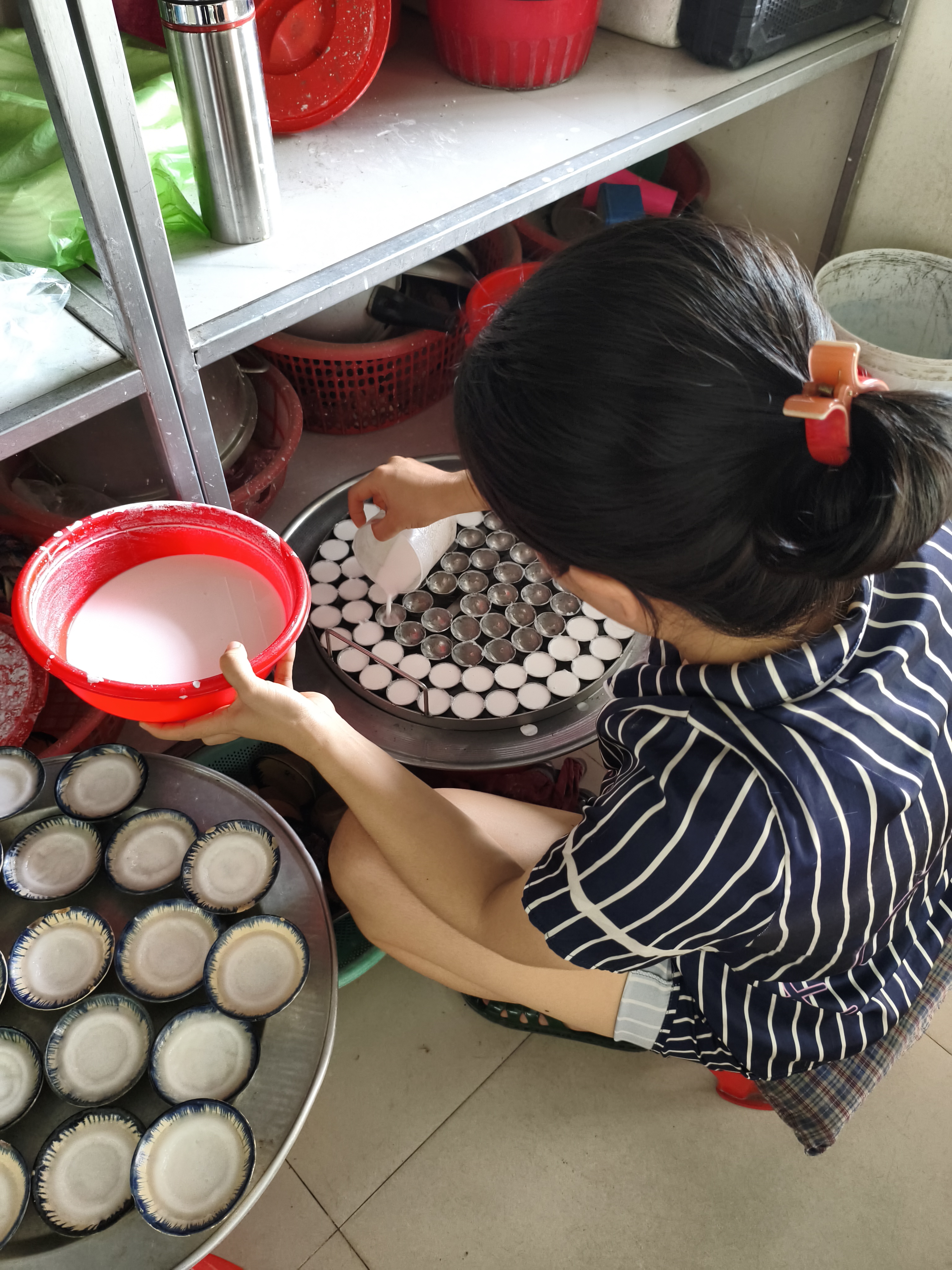 Chị đúc bánh bèo chén